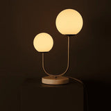 Lampe à poser en marbre blanc et métal doré