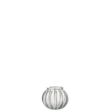 Lanterne Globe J-Line éclairée avec une bougie, créant une atmosphère accueillante.