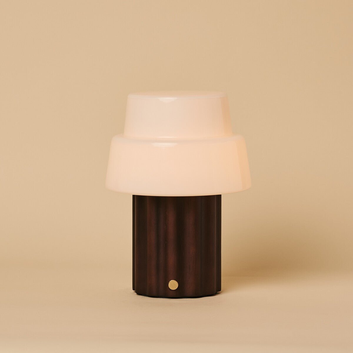 Lampe de table rechargeable Laurent marron foncé avec base en bois