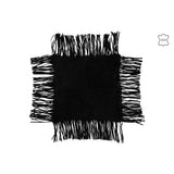 Détail du coussin J-Line en cuir noir montrant les franges élégantes