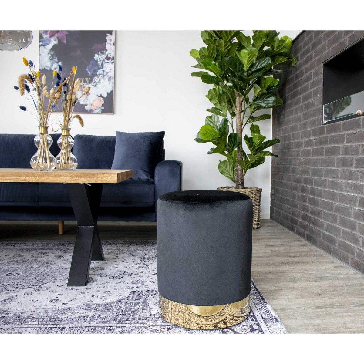 Détail du Pouf Gamby montrant le velours noir et la base en laiton