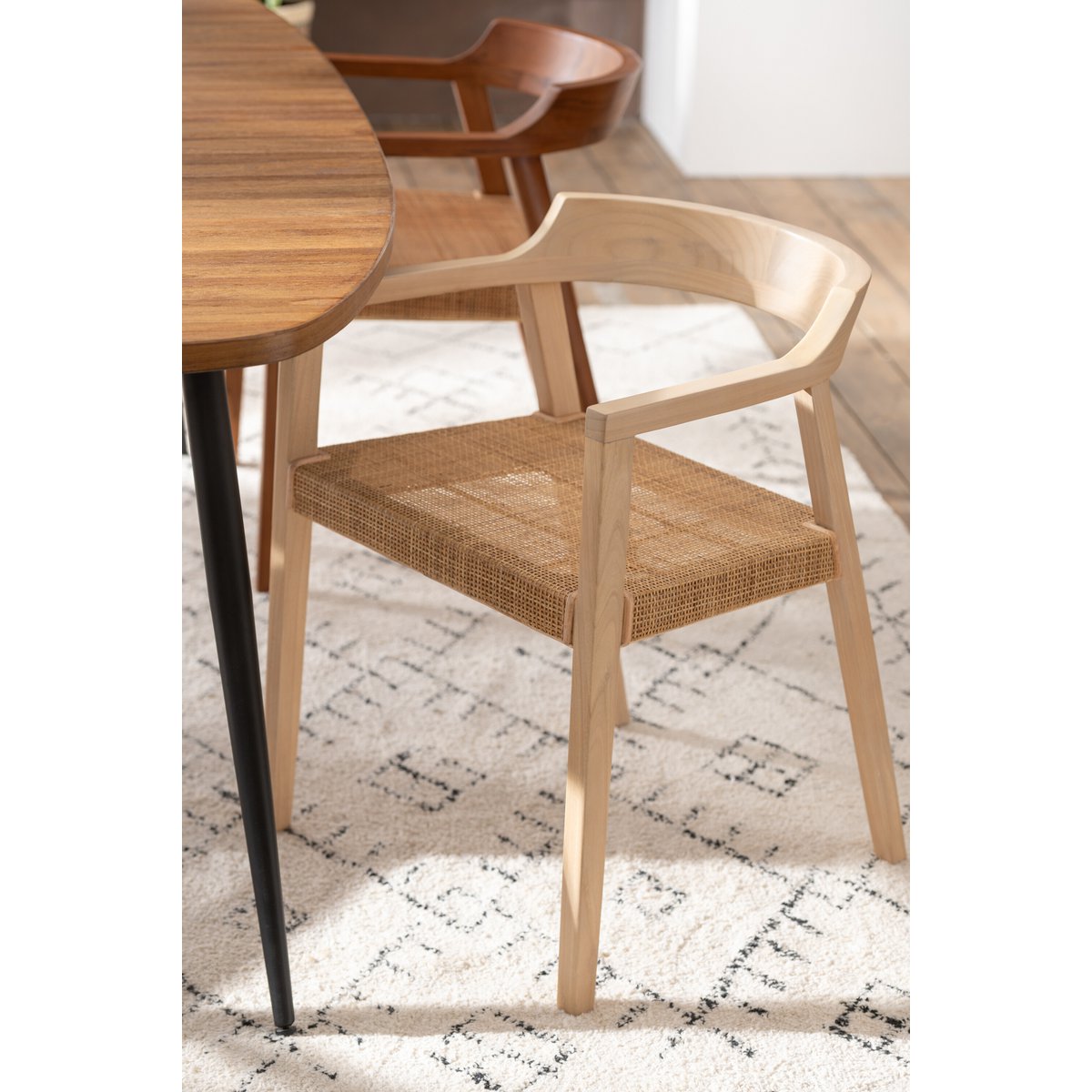 Chaise J-Line Square Open Sungkai avec éclairage naturel