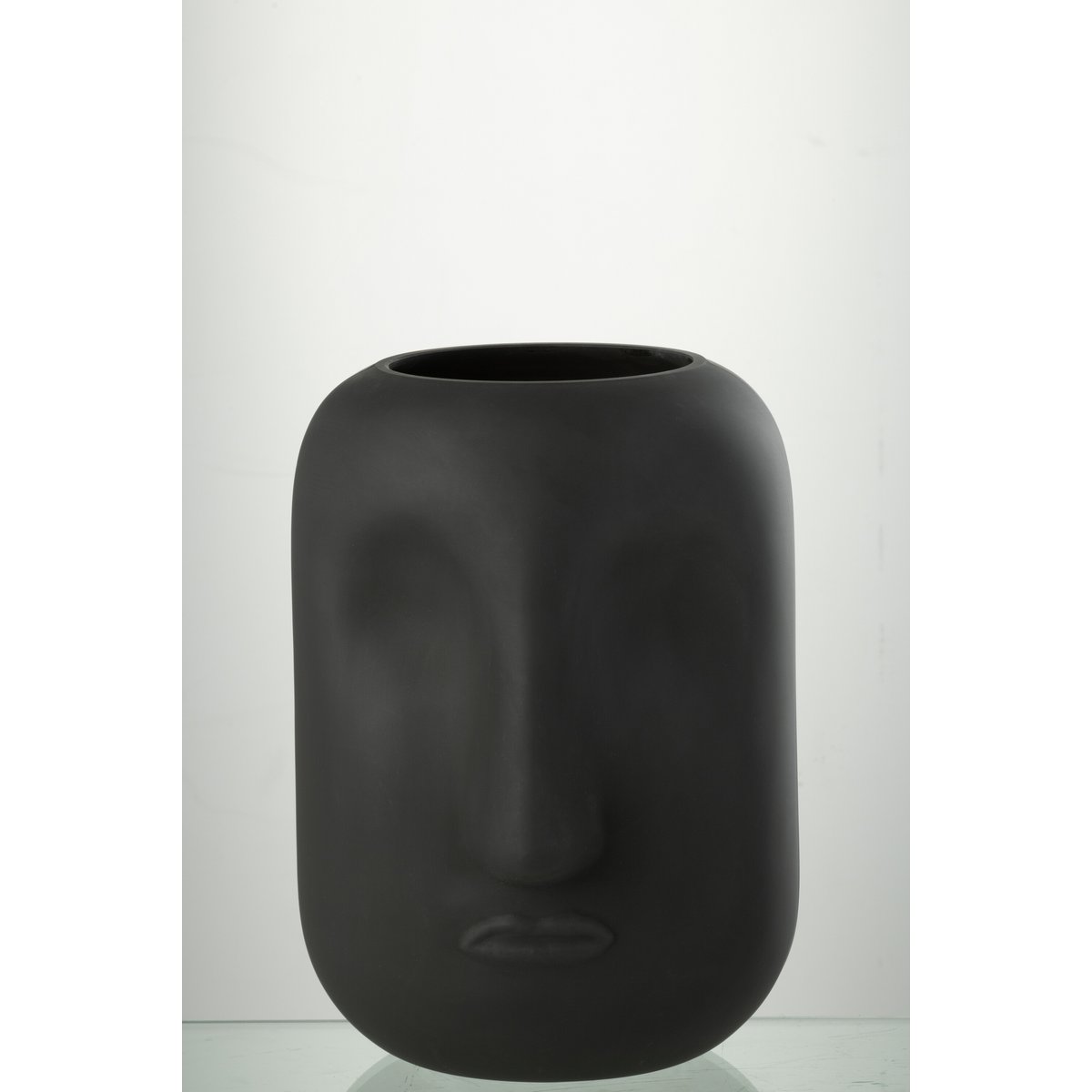 Détail du vase Noe en verre noir, parfait pour des arrangements floraux