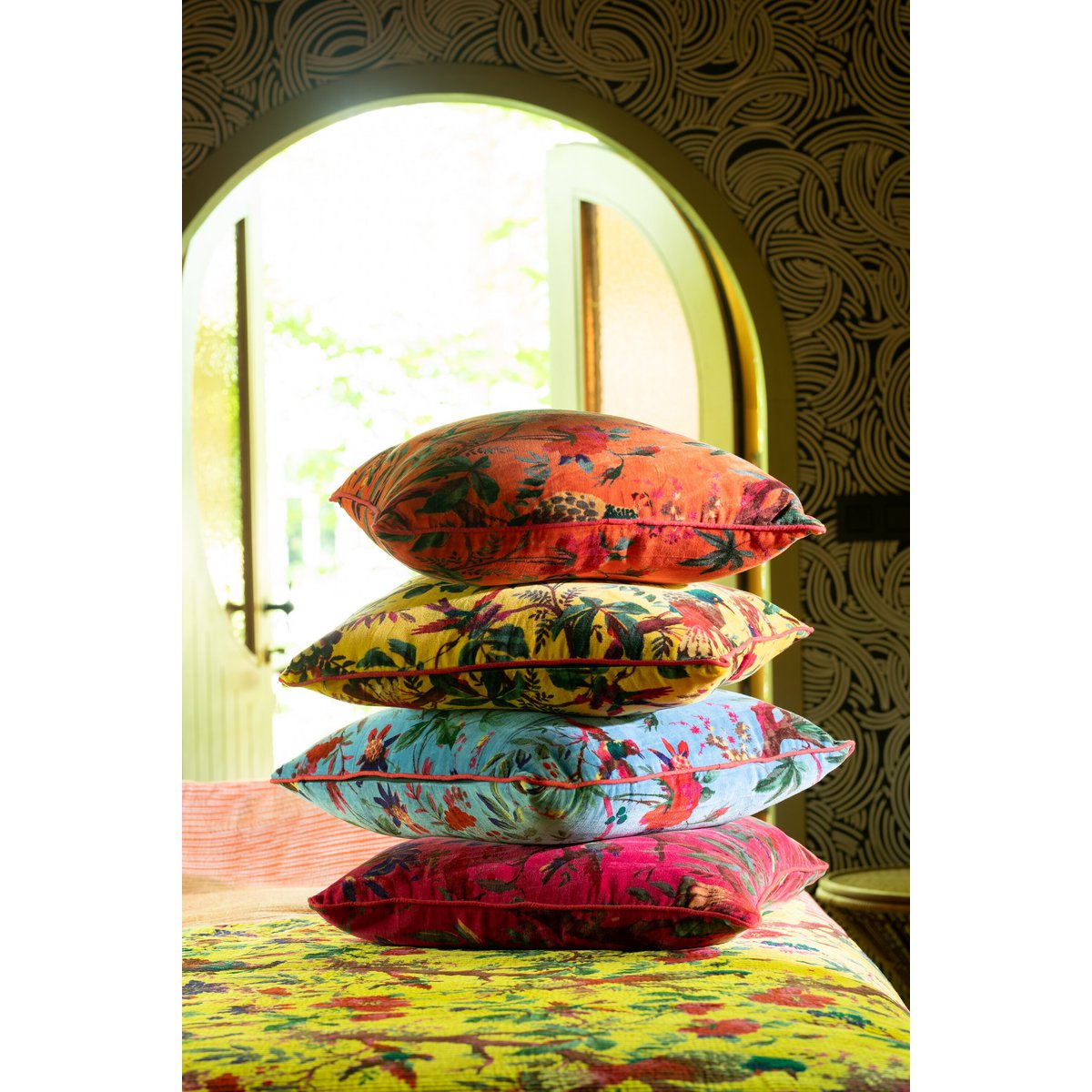 Coussin Birds J-Line en velours floral jaune, ambiance salon