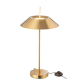 Lampe J-Line éclairée, créant une atmosphère chaleureuse.