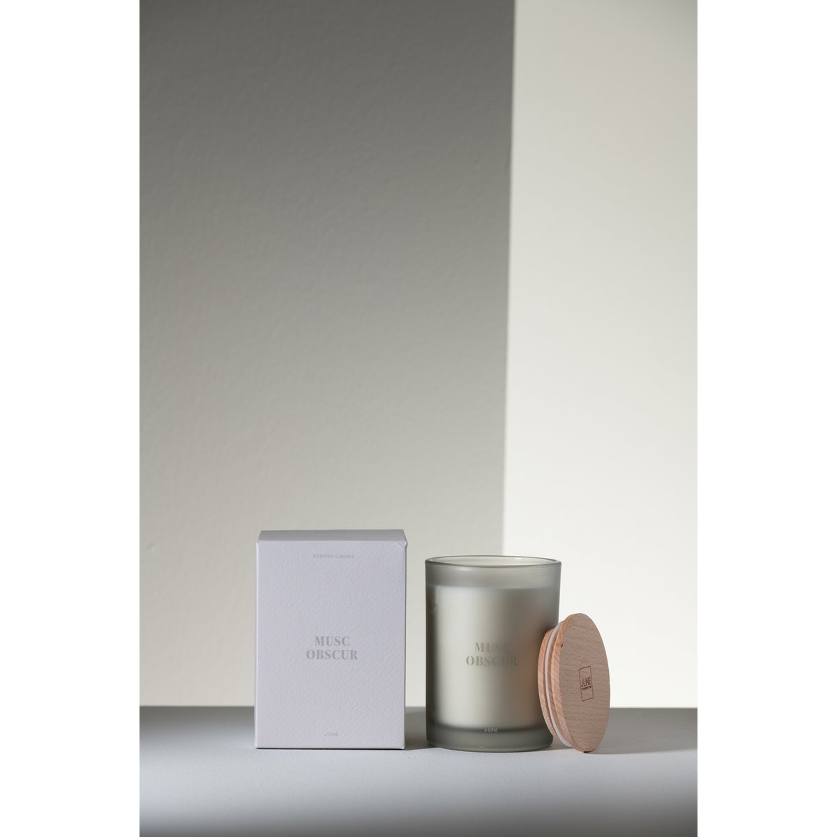 Détail du design moderne de la bougie Musc Obscur