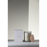 Détail du design moderne de la bougie Musc Obscur