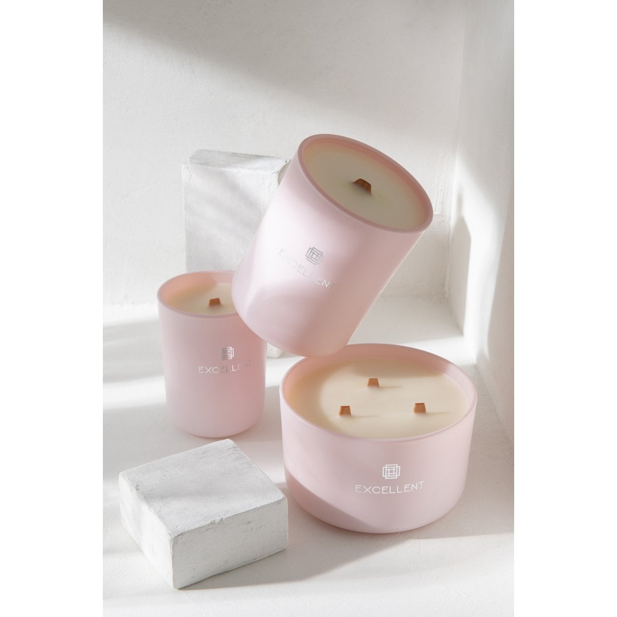 Bougie parfumée J-Line dans un verre rose élégant