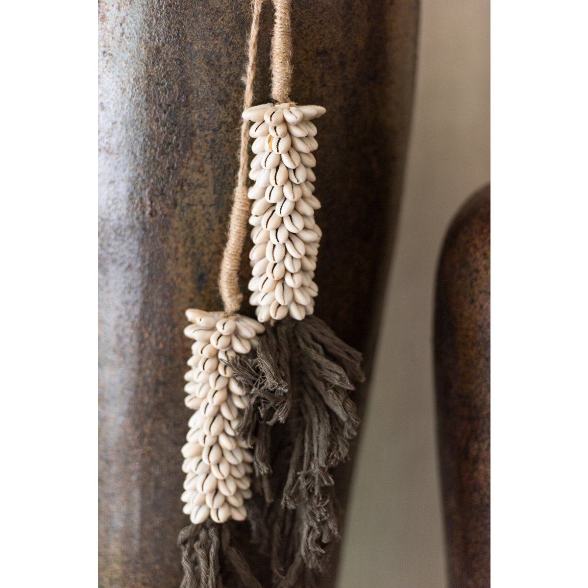 Suspension J-Line en coton et coquillages vue de face, couleur marron foncé et naturel