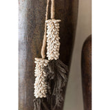 Suspension J-Line en coton et coquillages vue de face, couleur marron foncé et naturel