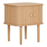 Table Nikko dans un salon moderne, à côté d'un canapé
