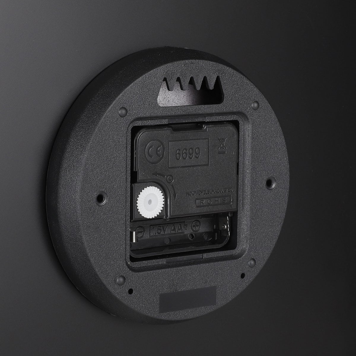Détail de l'horloge Brixen Noir en aluminium avec design élégant