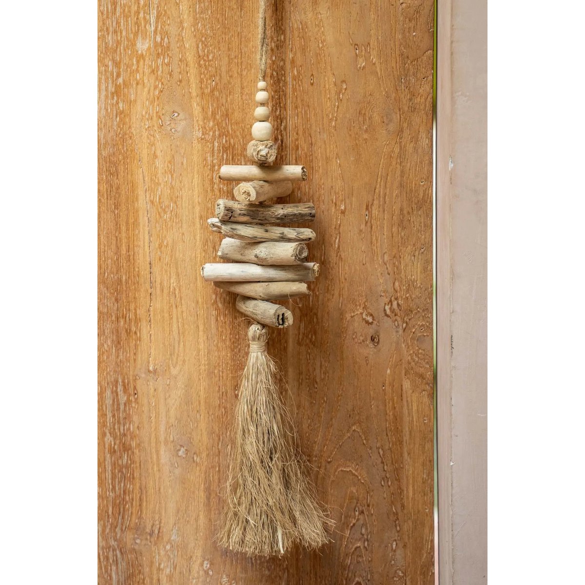 Pompon en bois flotté et raphia, mise en scène décorative