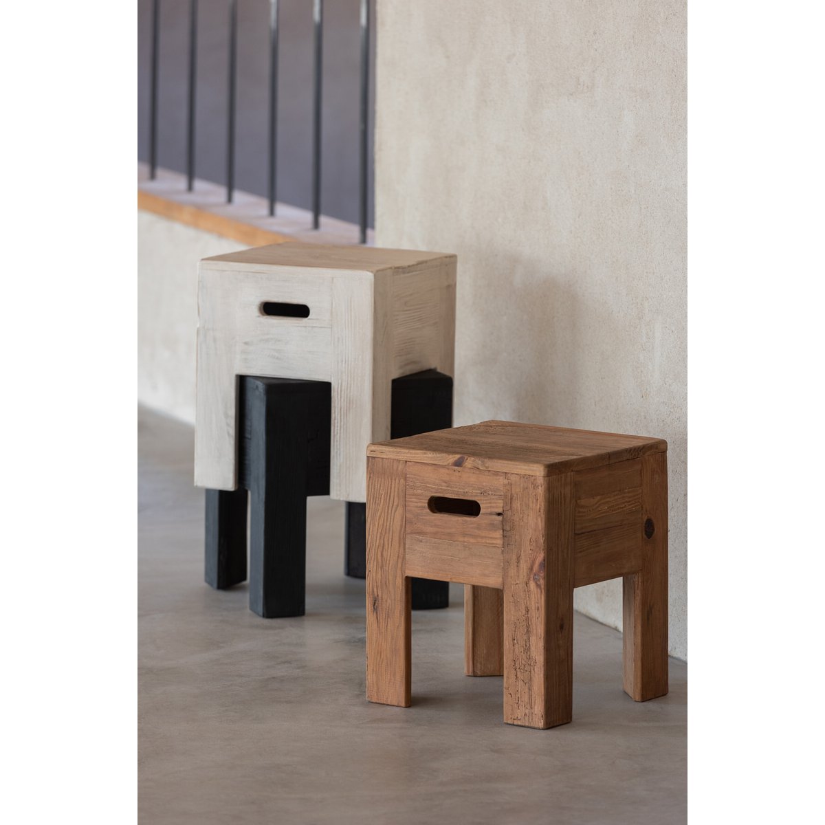 Tabouret J-Line Will en bois de pin marron, ambiance intérieure