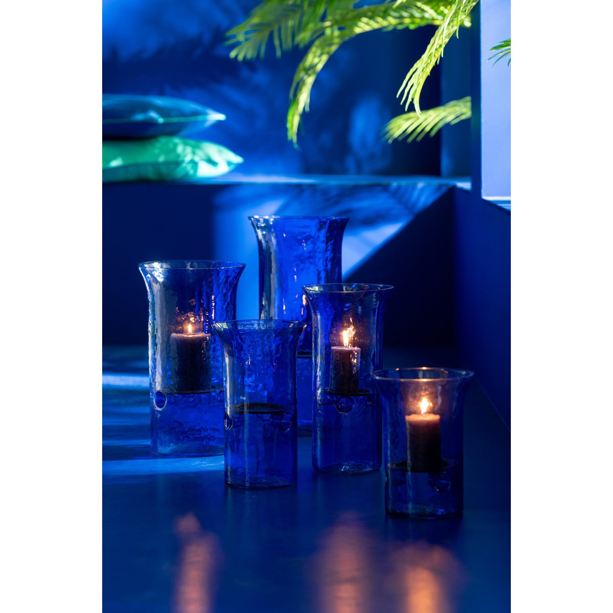 Photophore J-line Tarifa en verre bleu - mise en scène sur table