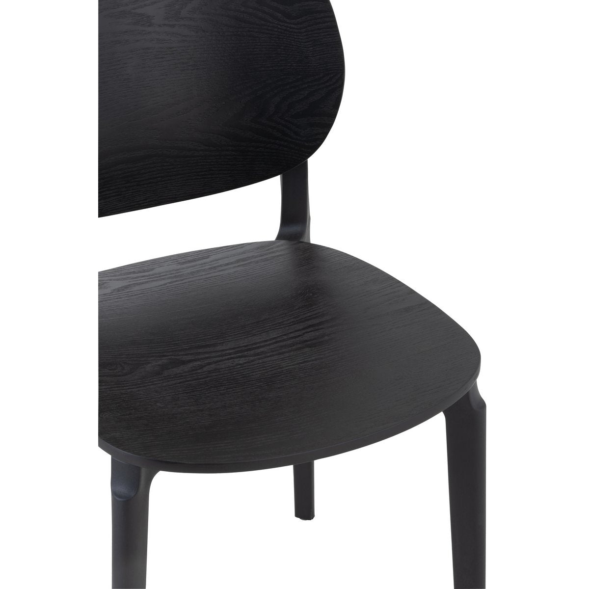 Chaise J-Line Basic noir dans un intérieur moderne