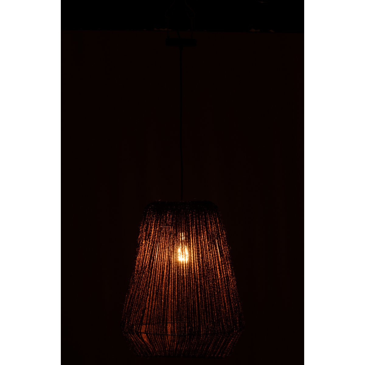 Lampe Suspendue J-Line dans un salon moderne