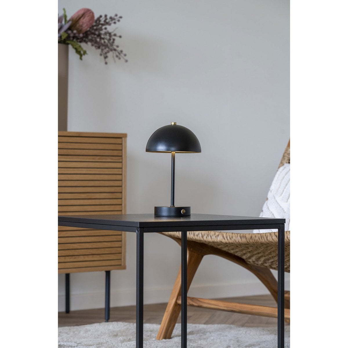 Lampe de table LED Holt en situation sur un bureau moderne