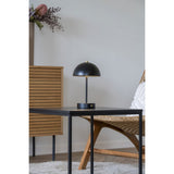 Lampe de table LED Holt en situation sur un bureau moderne