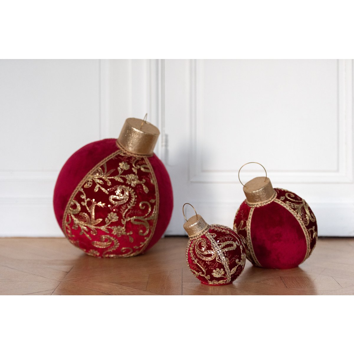 Détails des textures de la boule de Noël J-Line - polyfoam et textile