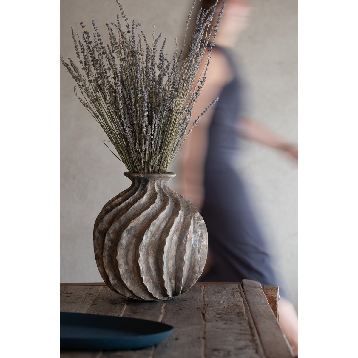 Vase Antiques de ballon J-Line avec des fleurs colorées