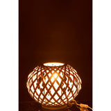 Lampe J-Line en bambou blanc posée sur une table dans un salon