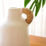 Vase SANA sur une table, ajoutant une touche élégante à la décoration