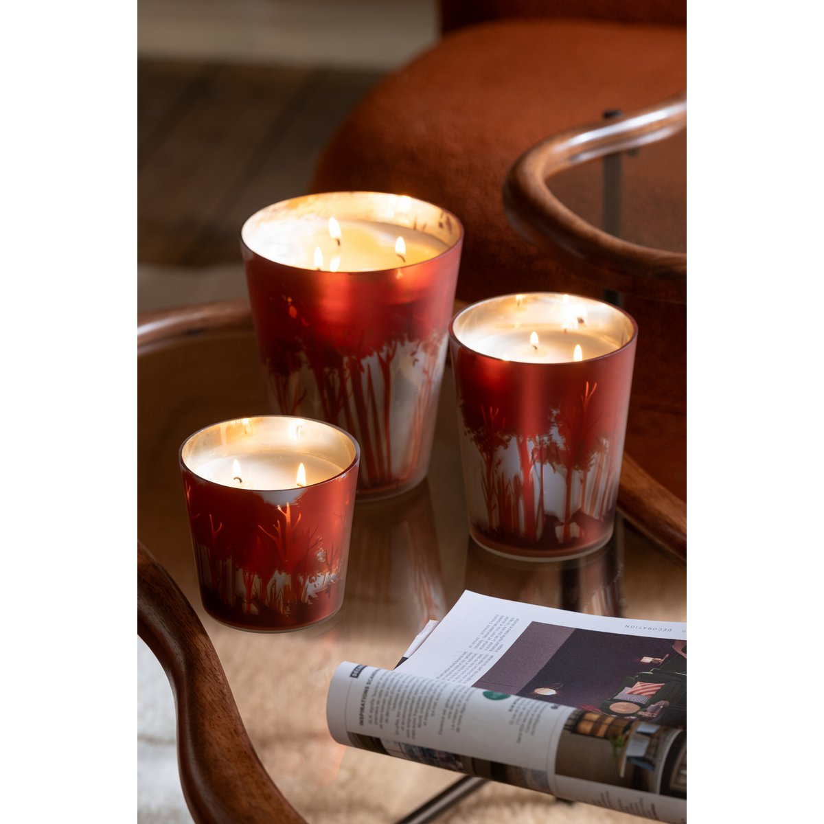 Bougie parfumée J-Line Noa Bos sur une table décorée, ambiance chaleureuse.
