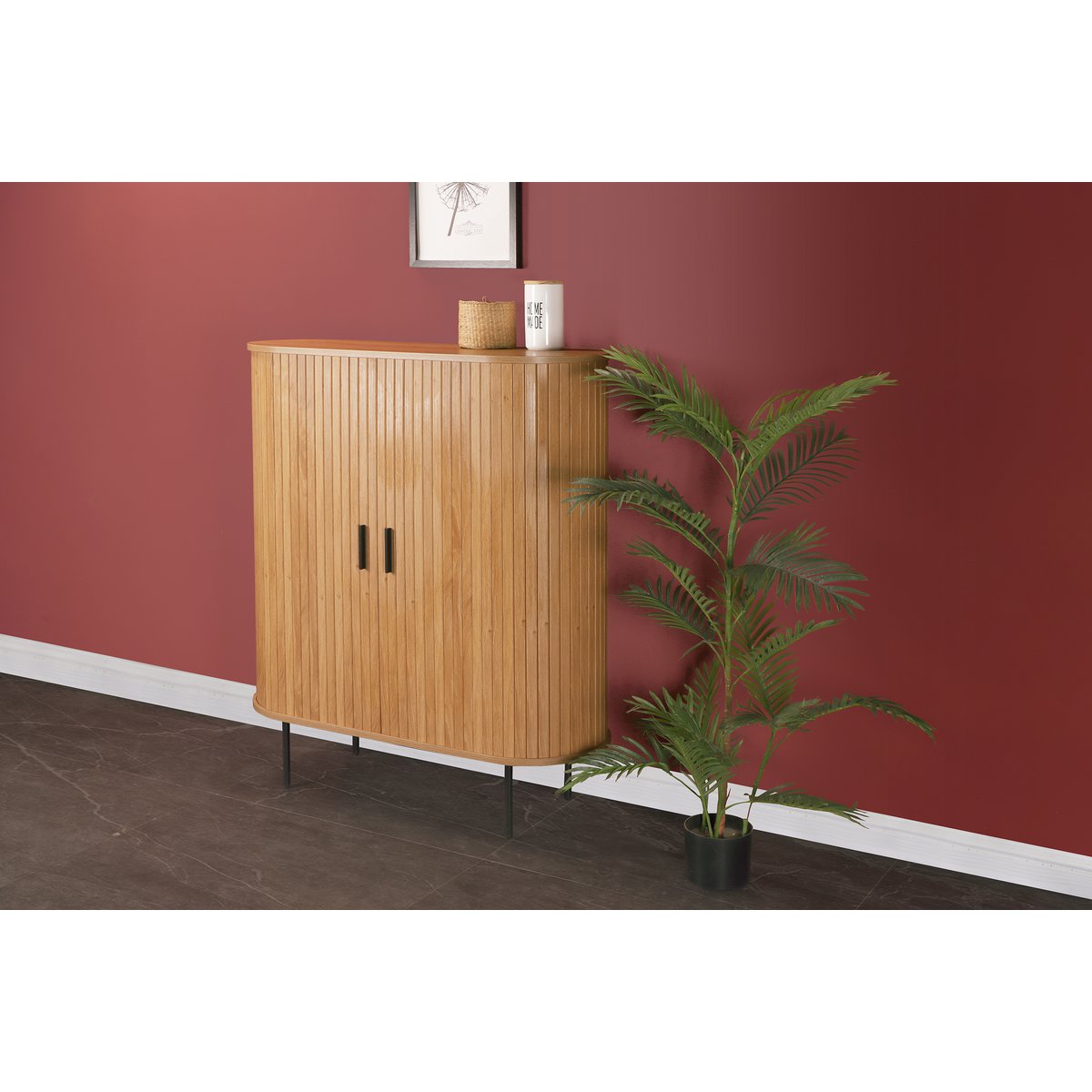 Coffre de tiroirs en bois naturel dans une chambre