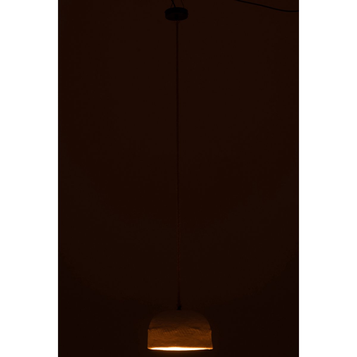 Ambiance intérieure avec la lampe J-Line en papier mâché blanc