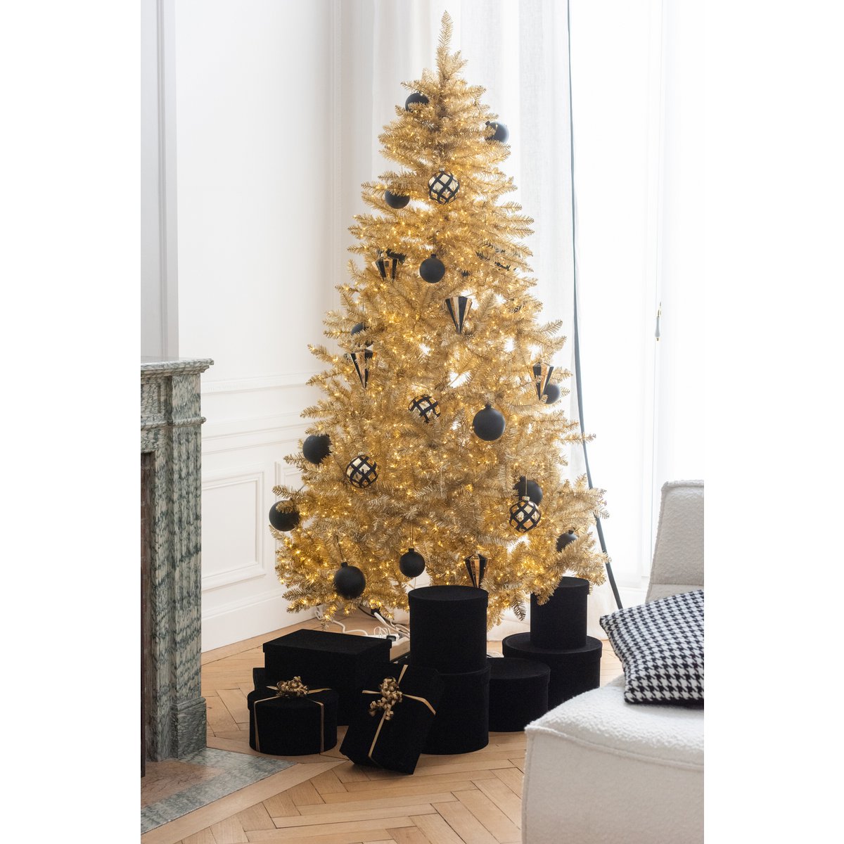 Détail du sapin de Noël J-Line, texture et couleur dorée