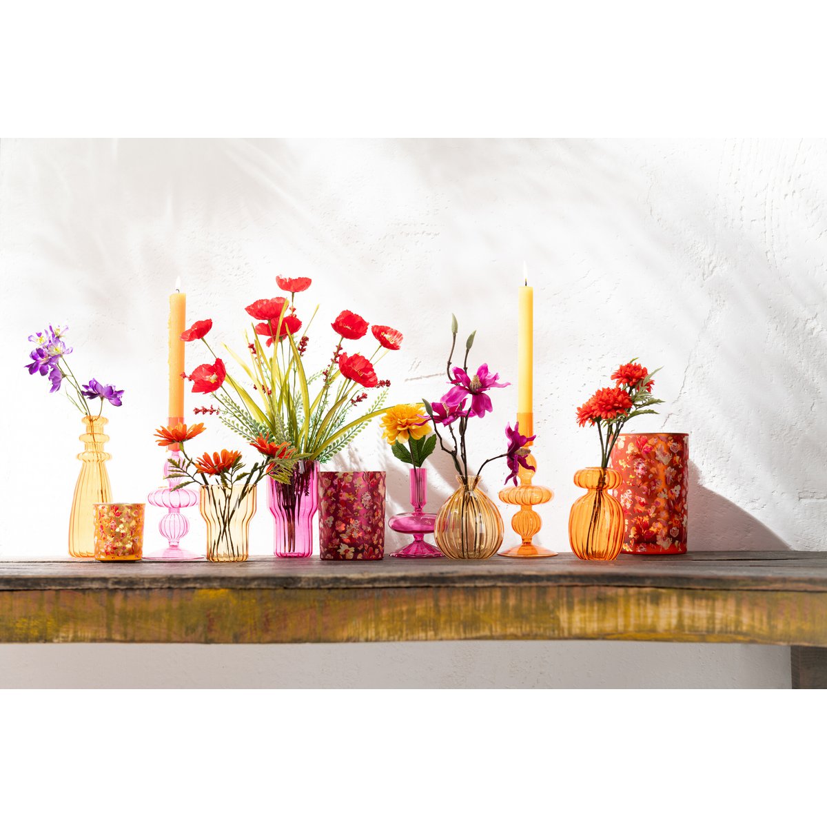 Bougie cylindrique J-Line ocre sur une table élégante