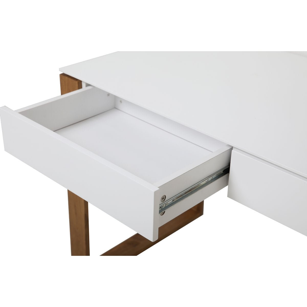 Tiroirs du bureau scandinave ouverts pour montrer l'espace de rangement