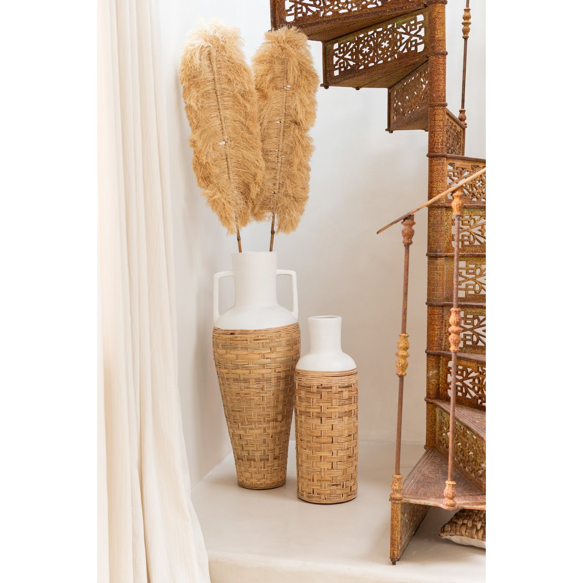 Détail du vase J-Line avec poignées en rotan naturel