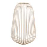 Lanterne Stoense en métal beige vue de face avec détails de la structure
