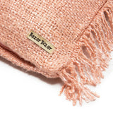 Housse de coussin Oh My Gee sur une terrasse couverte