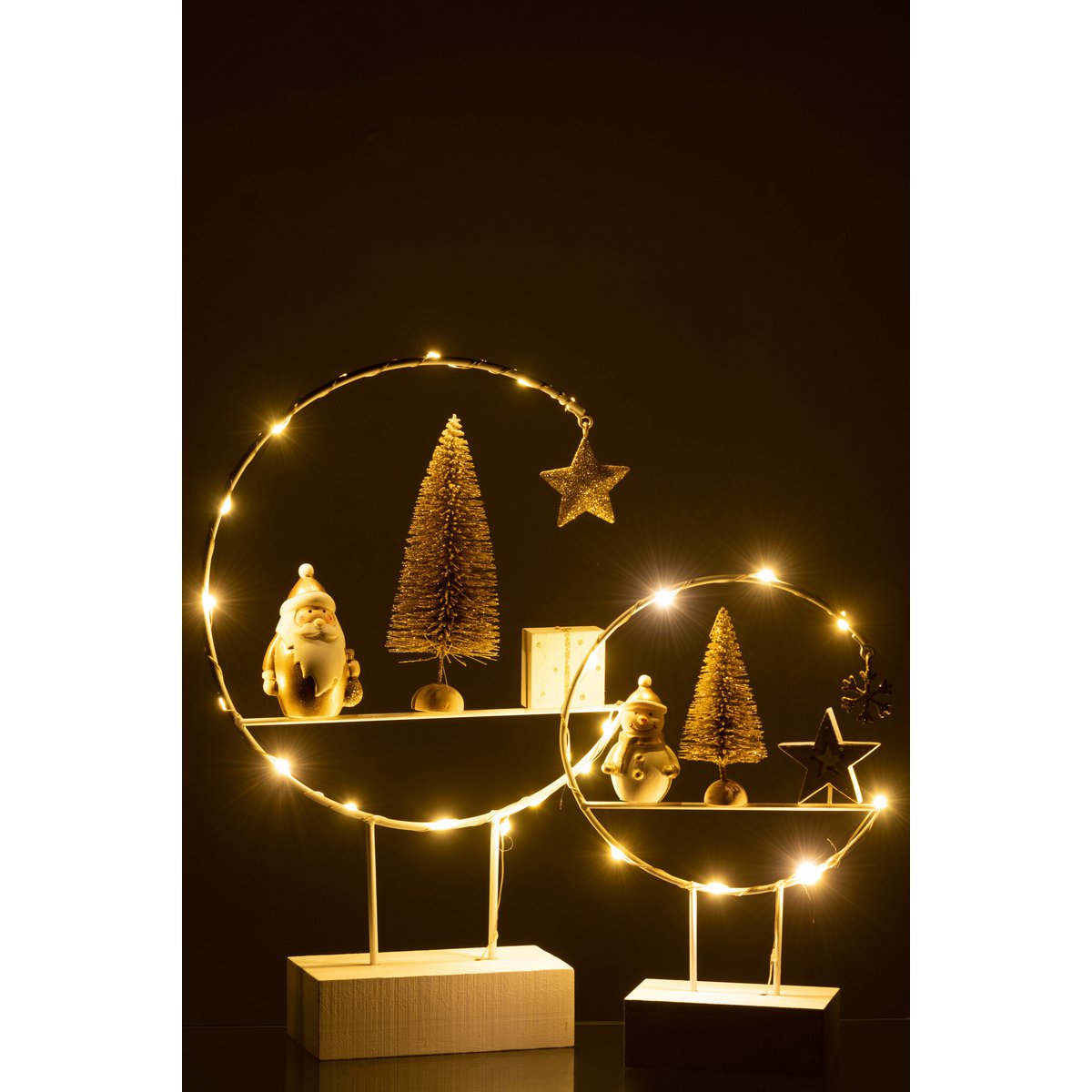 Demi-Cercle LED Père Noël sur une table de Noël décorée