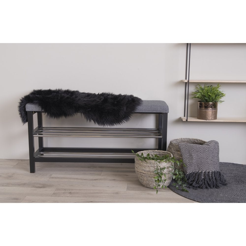 Vue détaillée du tapis noir en polyester, style moderne et cosy