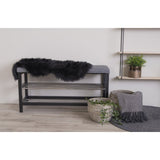 Vue détaillée du tapis noir en polyester, style moderne et cosy