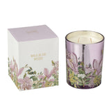 Bougie parfumée J-Line Walk In The Woods, couleur rose avec étiquette élégante.