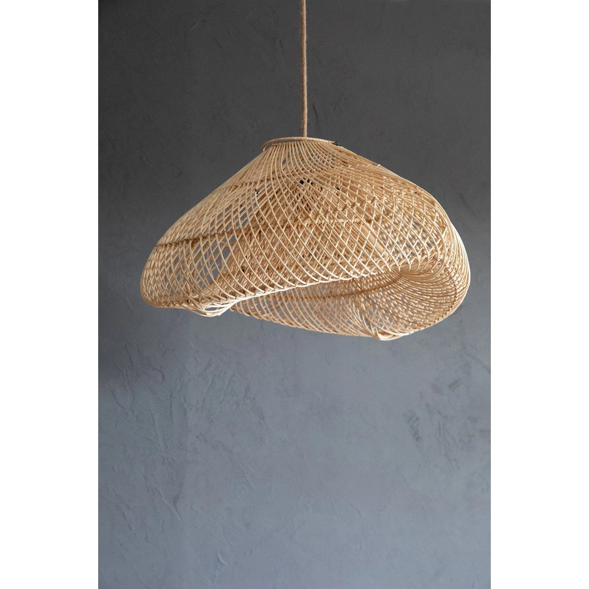 Pendentif The Cloud en rotin naturel, design élégant et aérien