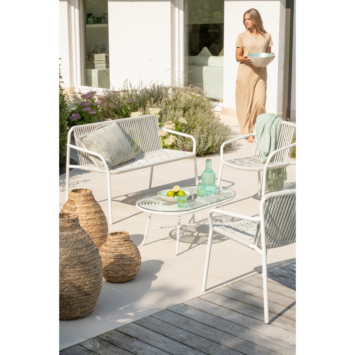 Vase J-Line tressé naturel, vue de face avec détails en rotin.