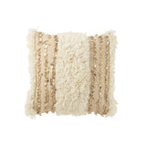 Coussin J-Ligne placé dans un salon élégant avec une ambiance chaleureuse