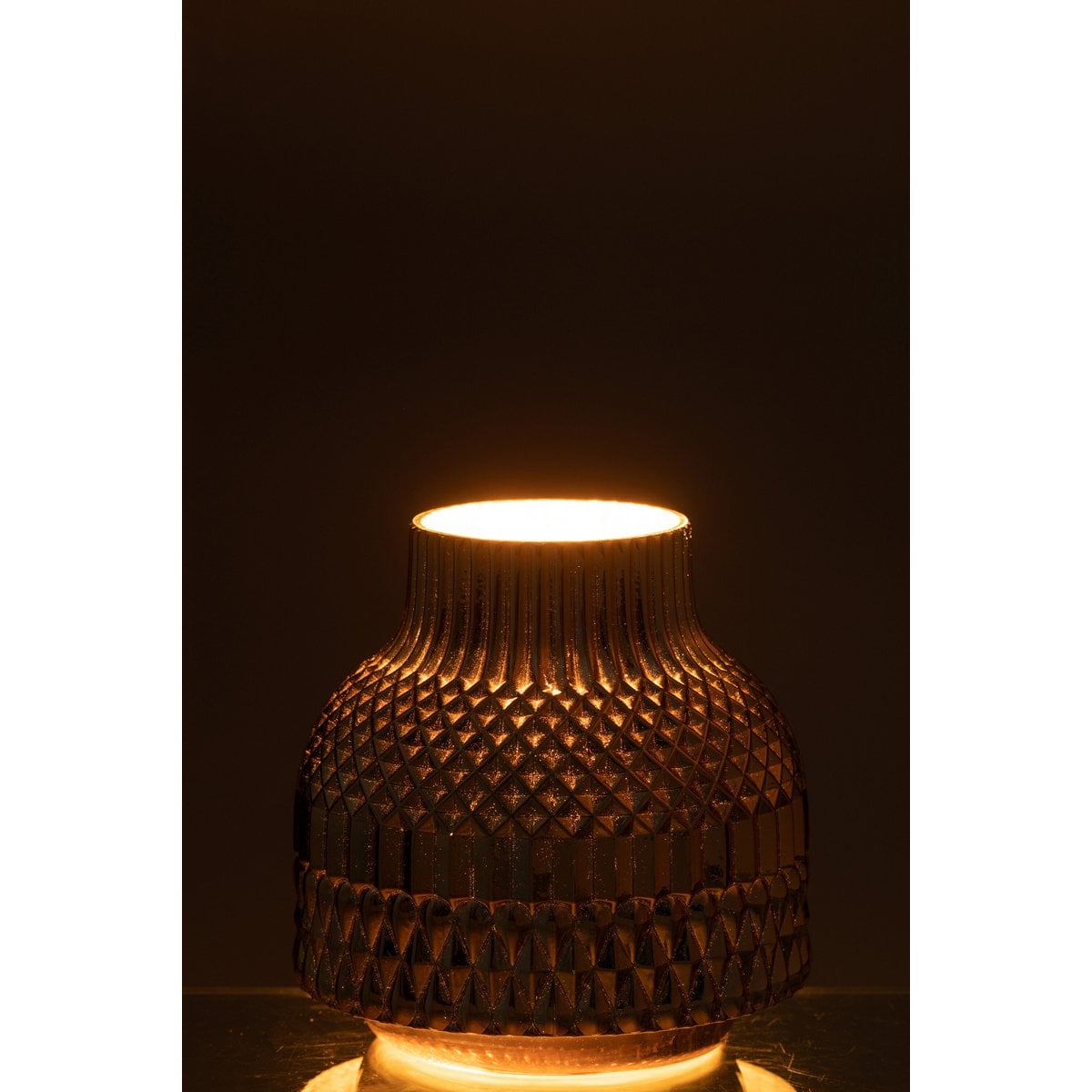 Vase J-Line Ari sur une table, ajoutant une touche de luxe