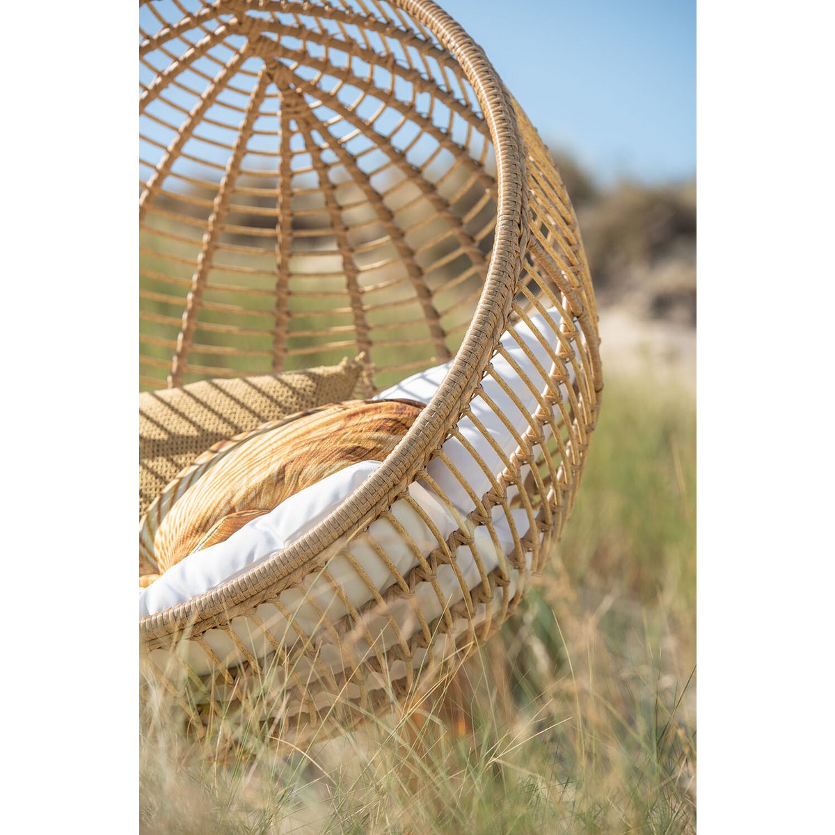 Chaise suspendue J-Line avec un fond de terrasse