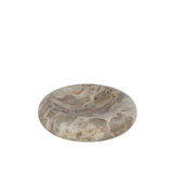 Bol J-Line Round Low Marble beige sur une table, ajoutant une touche de luxe