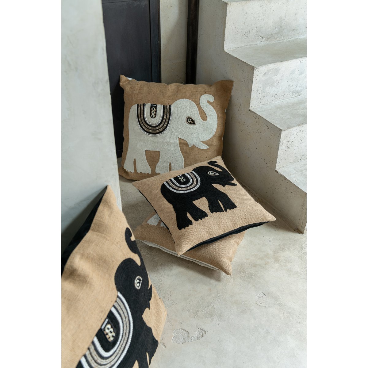 Coussin J-Line Elephant sur un canapé, ambiance chaleureuse