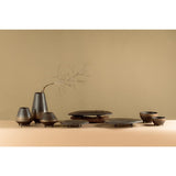 Bol moderne présenté avec des éléments de décoration