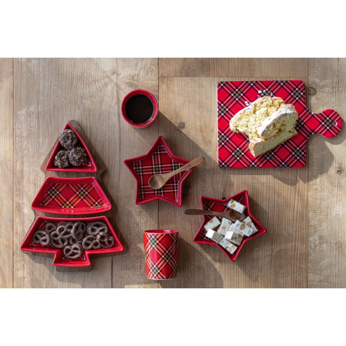 Ensemble de 4 tasses J-Line en céramique rouge sur une table