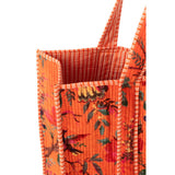 Détail du velours floral orange du sac d'oiseaux J-line